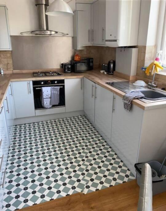 3 Double Bedroomed Flat, Acton. London, Uk Экстерьер фото