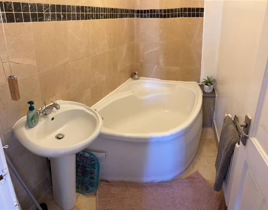 3 Double Bedroomed Flat, Acton. London, Uk Экстерьер фото