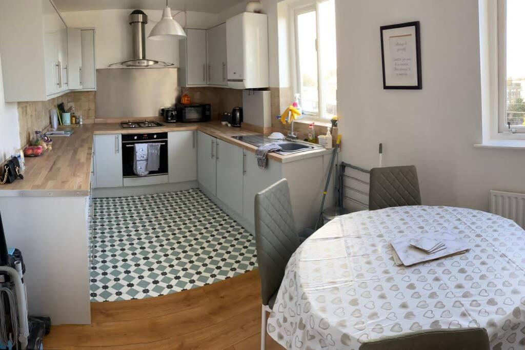 3 Double Bedroomed Flat, Acton. London, Uk Экстерьер фото